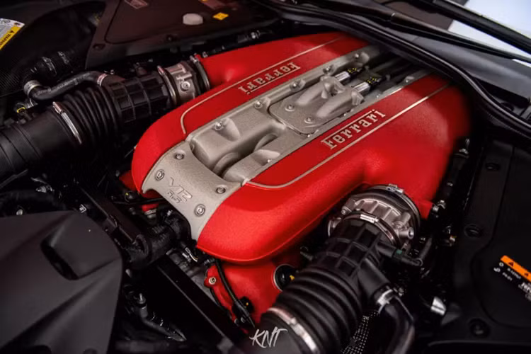 Tại thời điểm ra mắt, siêu xe Ferrari 812 GTS có giá bán trên 450.000 đô la, tương đương 10,5 tỷ đồng nhưng hiện tại, các xe cũ đã đều tăng giá từ 100.000 đô la đến 250.000 đô la, tùy theo độ mới, xe có option ra sao.
