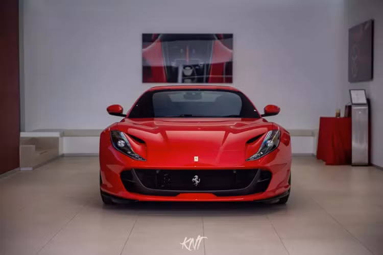 Kể từ khi vụ việc nhập siêu xe, xe sang qua đường quà biếu tặng được phanh phui, trong gần 2 năm qua, giới nhập xe tư nhân gần như im lặng, chủ yếu mua bán các dòng xe đã qua sử dụng, tuy nhiên, trong 1 thông báo mới đây của 1 tay cò xe ở Sài thành, anh cho biết mới nhập 1 chiếc xe Ferrari 812 GTS mới màu sơn Rosso 70th Anniversary.