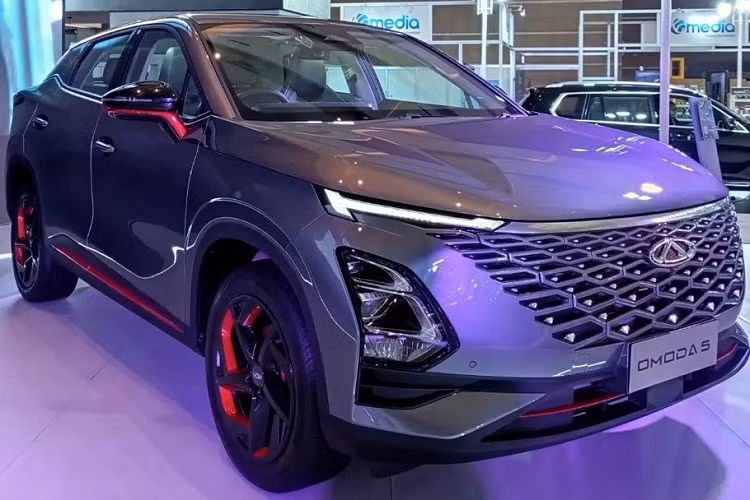 Sau Indonesia, Chery OMODA 5 sẽ tiếp tục ra mắt những thị trường khác, trong đó có Việt Nam. Dự kiến, mẫu SUV cỡ B này sẽ trình làng ở Việt Nam vào nửa cuối năm nay. Thậm chí, Chery còn dự định áp dụng thời gian bảo hành lên đến 10 năm hoặc 1 triệu km cho động cơ của OMODA 5.