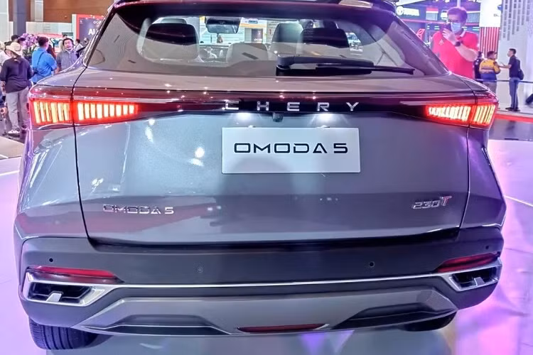 "Trái tim" của Chery OMODA 5 là khối động cơ xăng 4 xi-lanh, tăng áp, dung tích 1.5L. Hiện hãng Chery chưa công bố thông số của khối động cơ này. Tuy nhiên, theo một số nguồn tin, động cơ này sẽ tạo ra công suất tối đa 155 mã lực và mô-men xoắn cực đại 230 Nm, kết hợp với hộp số biến thiên vô cấp CVT.