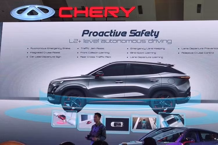 "Trước khi ra mắt OMODA 5, chúng ta đã tiến hành nhiều cuộc khảo sát với các khách hàng tiềm năng cũng như đại lý, đặc biệt về việc trang bị ADAS và 6 túi khí tiêu chuẩn. Chúng tôi cũng trang bị cần gạt mưa tự động tiêu chuẩn vì ở Indonesia có mùa mưa. Chúng tôi đã lắng nghe tiếng nói của khách hàng", ông Shawn Xu cho biết thêm.