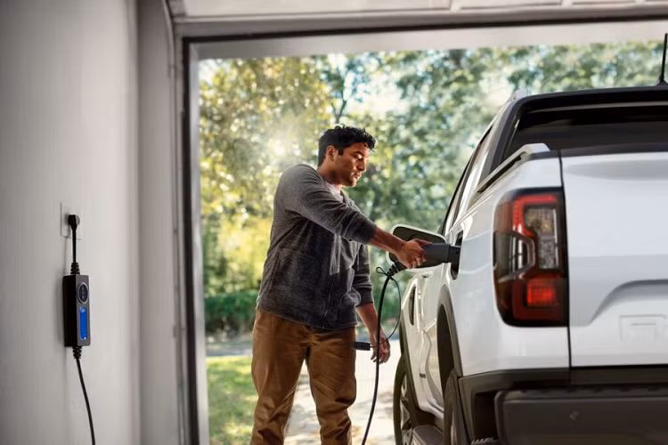 Về thiết kế, Ford Ranger PHEV được phân biệt với bản thường nhờ một số chi tiết như cổng sạc đặt ở cạnh nắp bình nhiên liệu, logo PHEV gắn ở đằng sau xe hay bộ mâm 18 inch thiết kế độc quyền.