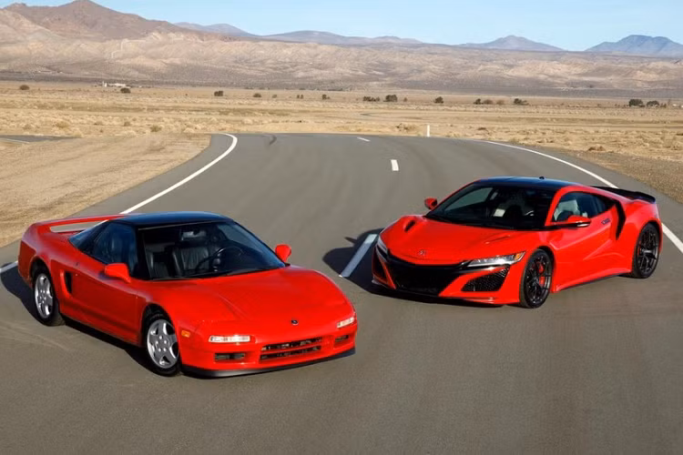 Ban đầu, Acura NSX chỉ có kiểu dáng coupe. Tuy nhiên, từ năm 1995, xe có thêm phiên bản mui trần. Vào năm 1997, Acura NSX được nâng cấp với động cơ xăng V6, dung tích 3.2L mới. 5 năm sau, Acura NSX không còn được trang bị đèn pha pop-up như trước. Đến năm 2005, Acura NSX thế hệ đầu tiên bị ngừng sản xuất.