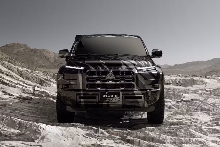 Mẫu Mitsubishi Triton hiện hành là bản nâng cấp giữa vòng đời (facelift) của thế hệ Triton thứ 5, ra mắt tại Việt Nam từ cuối năm 2019. Mẫu xe này hiện được phân phối tại Việt Nam với 3 phiên bản, đi kèm mức giá từ 650 - 905 triệu đồng.