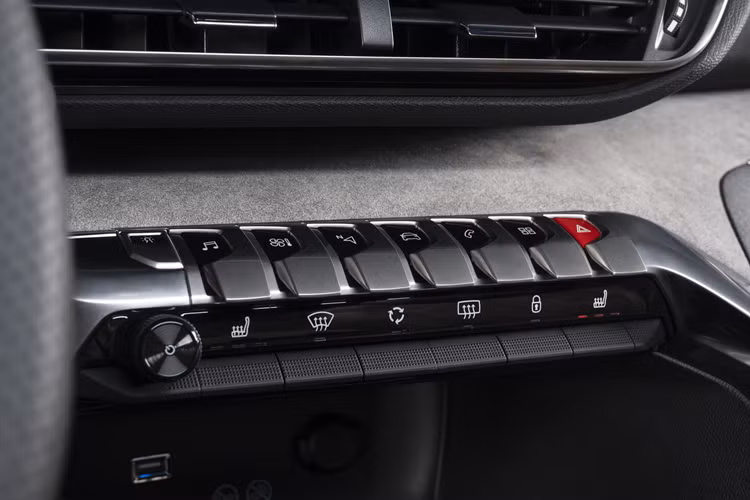 Trong khi đó, phiên bản thuần điện của mẫu SUV này dự kiến sẽ dùng chung hệ truyền động với Peugeot E-3008 mới. Nếu đúng như vậy, xe sẽ sở hữu mô-tơ điện với công suất tối đa dao động từ 207 - 316 mã lực. Mô-tơ điện sẽ đồng hành cùng cụm pin có dung lượng từ 73 - 98 kWh.