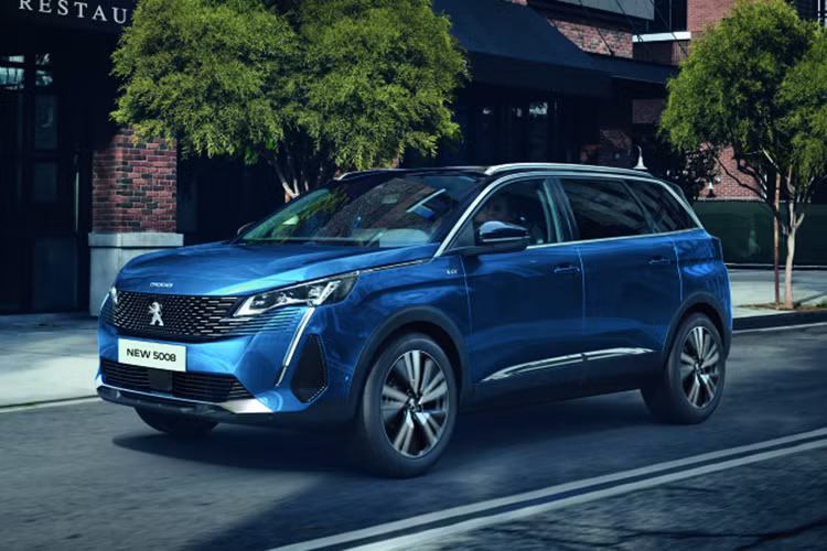Không chỉ thời điểm ra mắt, bà Knight còn tiết lộ một số thông tin ban đầu của Peugeot 5008 thế hệ mới. Theo đó, mẫu SUV hạng trung này sẽ có thêm phiên bản hybrid và thuần điện mới. Peugeot 5008 thế hệ mới được dự đoán sẽ dùng hệ truyền động mild hybrid với động cơ xăng PureTech 1.2L, hộp số tự động ly hợp kép 6 cấp và hệ thống điện 48V.