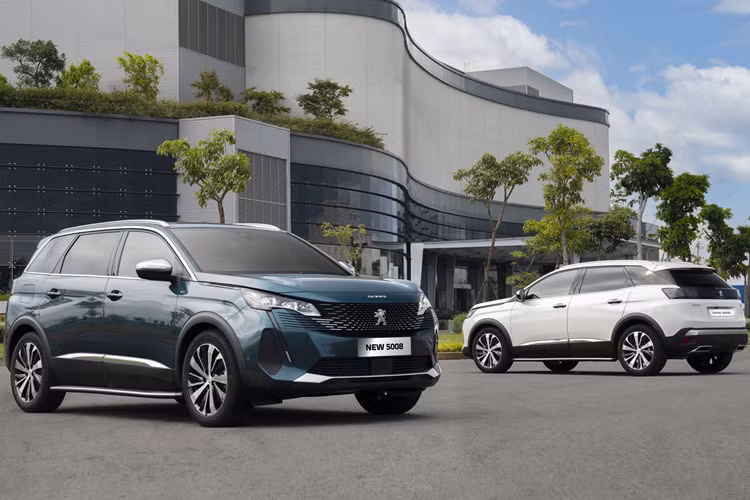 Peugeot 5008 lần đầu tiên ra mắt thị trường vào năm 2009 như một mẫu xe minivan. Tuy nhiên, ở thế hệ thứ hai, trình làng vào năm 2016, mẫu xe này được chuyển thành SUV 7 chỗ với chiều dài cơ sở lớn hơn 3008.