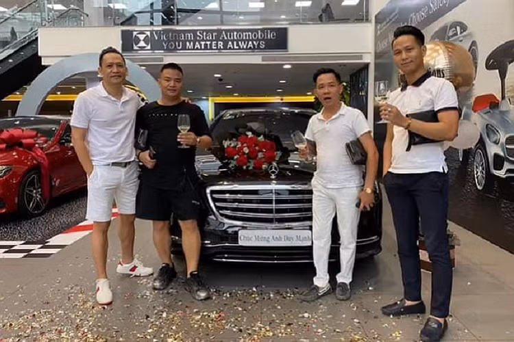 Duy Mạnh tham gia showbiz từ năm 1998, anh bắt đầu nổi tiếng từ ca khúc Giây phút chia xa. Nam ca sĩ ghi dấu ấn với khán giả qua hàng loạt những ca khúc Kiếp Đỏ Đen, Ta Đâu Có Say, Biết Tìm Đâu,… Dù hiện tại không còn hoạt động nhiều như trước những Duy Mạnh vẫn nhận được sự quan tâm của khán giả.