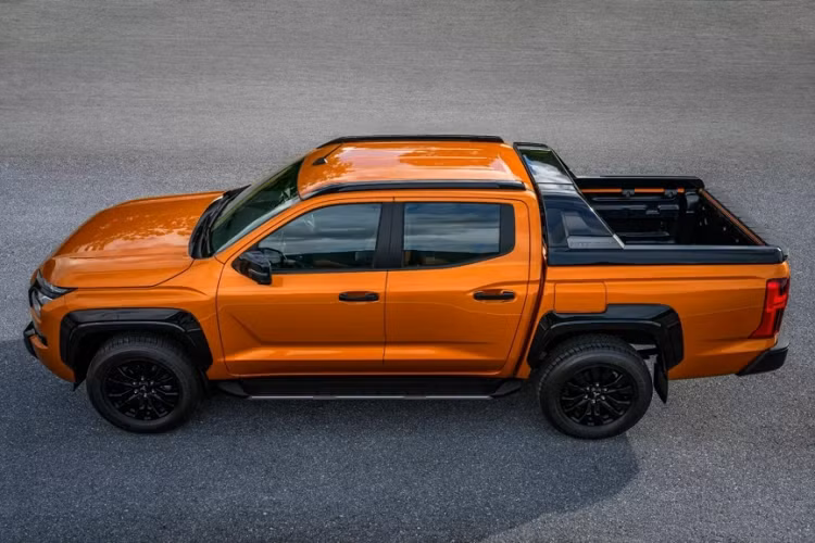 "Trái tim" của Mitsubishi Triton 2023 là động cơ diesel 4 xi-lanh, tăng áp, dung tích 2.4L hoàn toàn mới với 2 mức sức mạnh: 184 mã lực/430 Nm và 204 mã lực/470 Nm. Động cơ kết hợp với hộp số sàn 6 cấp hoặc tự động 6 cấp. Hệ dẫn động của xe là loại 1 cầu hoặc 2 cầu Super Select Full-time 4WD II. Hệ dẫn động 2 cầu của xe có 4 chế độ điều chỉnh là 2H, 4H, 4HLC và 4LLC.