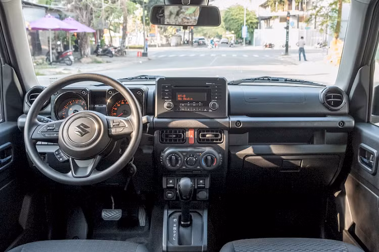 Bên trong cabin, Suzuki Jimny được thiết kế tối giản. Tuy nhiên, xe vẫn có đầy đủ các tiện ích như: vô lăng bọc da tích hợp phím chức năng, bảng đồng hồ analogue với màn hình đa thông tin ở giữa, màn hình cảm ứng trung tâm 6,8 inch, điều hòa tự động tích hợp sưởi và ghế bọc nỉ…