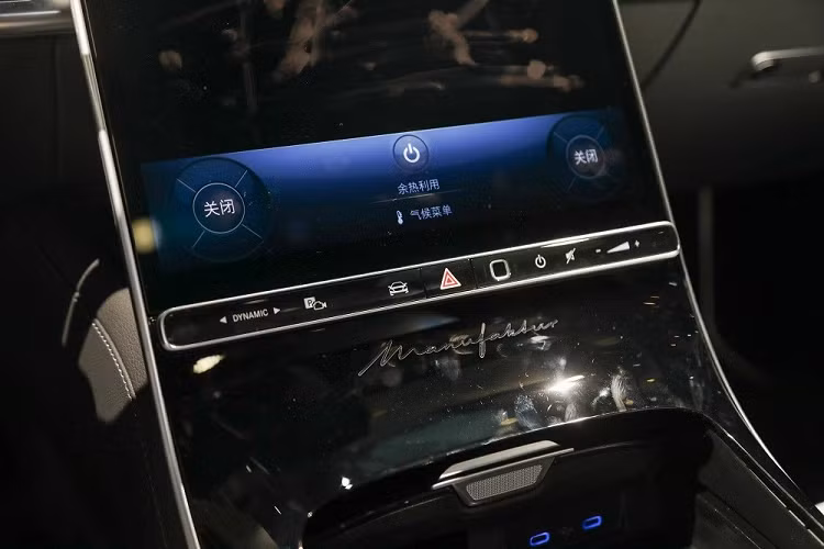 Không có gì bất ngờ khi Mercedes-Benz S-Class Ingenious High-end Edition có đầy đủ các trang bị tiêu chuẩn hiện đại như cửa sổ trời toàn cảnh có thể trượt, cửa tự hít, hệ thống âm thanh vòm Burmester, hệ thống thông tin giải trí MBUX với hệ thống định vị thời gian thực, màn hình cảm ứng trung tâm OLED, ghế sau sưởi ấm/thông hơi và tính năng cho phép hành khách phía sau chỉnh ghế phụ lái.