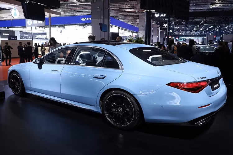 Tại thị trường Trung Quốc, mẫu xe sang Mercedes-Benz S-Class Ingenious High-end Edition có 2 phiên bản là S 450 L 4Matic Haute Couture Edition và S 500 L 4Matic Haute Couture Edition. Giá bán tương ứng của 2 phiên bản này là 1.441.800 Nhân dân tệ (khoảng 4,93 tỷ đồng) và 2.002.000 Nhân dân tệ (6,84 tỷ đồng).