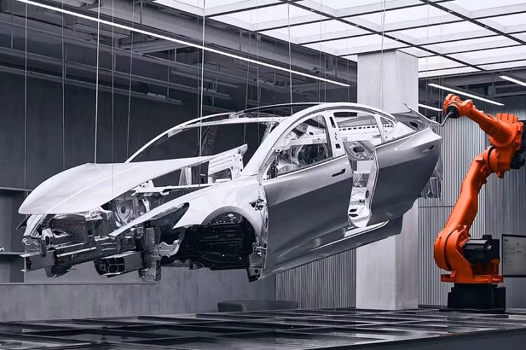 Bên cạnh đó, Giga Lab cũng sẽ đóng vai trò như một cửa hàng giới thiệu sản phẩm, nơi khách hàng có thể chọn mua trực tiếp các dòng xe điện của Tesla. Giga Lab được kỳ vọng trở thành nơi hội họp của những người yêu thích xe điện Tesla.