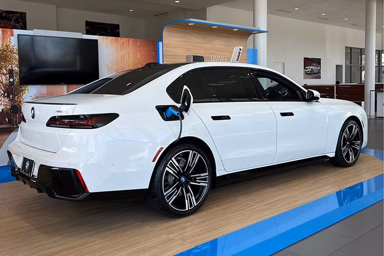 Như vậy, chiếc BMW 7-Series bí ẩn tại trạm đăng kiểm khí thải Hà Nội vào tháng trước chính là i7, 1 phiên bản xe điện, không phải xe xăng như 730Li hay 740Li.