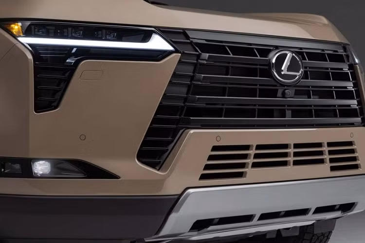 Chưa hết, Lexus GX 2024 còn có bảng đồng hồ kỹ thuật số 12,3 inch, màn hình cảm ứng trung tâm 14 inch, hỗ trợ Apple CarPlay/Android Auto không dây, và màn hình hiển thị thông tin kính lái HUD tùy chọn.