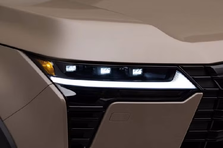 Đằng sau mẫu SUV hạng sang này là đèn hậu LED có thiết kế xuyên suốt, nằm vắt ngang đuôi xe theo phong cách chung của các mẫu xe Lexus đời mới. Ngay phía trên đèn hậu là nẹp màu đen tích hợp tem chữ nổi "Lexus" thay cho logo của hãng. Ngoài ra, xe còn có cánh gió mui và kính chắn gió sau có thể mở lên trên.