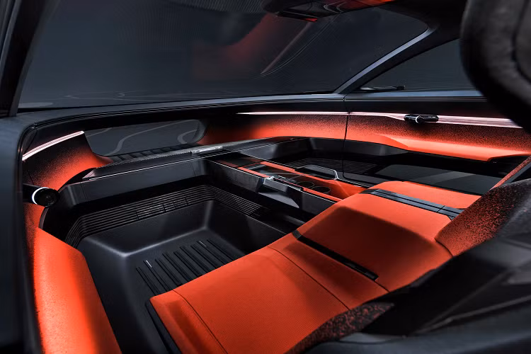 Bất chấp phong cách coupe thể thao và off-road, Audi muốn người dùng có quyền lựa chọn không lái xe hoặc lái xe với sự hỗ trợ cồng kềnh. Với hệ thống tự lái Cấp độ 4 — chỉ có khả năng chạy trên địa hình phù hợp, mẫu xe ý tưởng này cho phép người ngồi trên xe có thể ngả lưng, thư giãn và tận hưởng chuyến đi khi vô-lăng và bàn đạp được gập vào khoang bên trong.