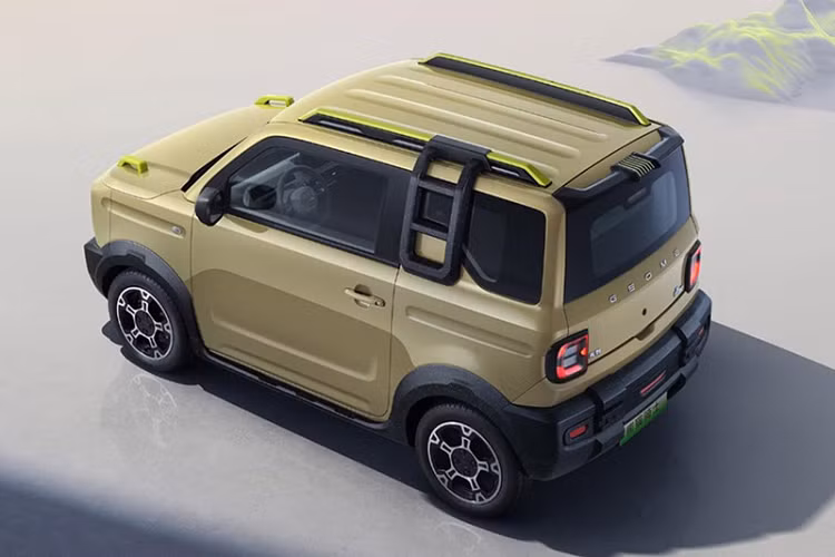Về ngoại hình, Geely Panda Knight áp dụng phong cách thiết kế của một chiếc SUV địa hình, với thiết kế đầy vuông vức, thậm chí, còn có bậc cửa trên cửa sổ thứ 2, giá nóc, nhìn rất hầm hố lạ mắt, bộ mâm của xe cũng có thiết kế khá vui nhộn. Geely Panda Knight có ba màu thân xe cá tính là trắng, xanh lục và nâu, cùng các chi tiết như lưới tản nhiệt, cản trước và cản sau, vòm bánh xe chống trầy xước được sơn màu đen, tạo tính tương phản rất tốt cho chiếc xe SUV điện cỡ nhỏ này.