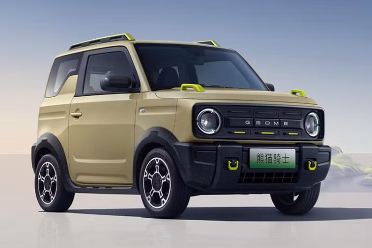 Vào ngày 28/8 vừa qua, Panda- thương hiệu con của Geely - đã bổ sung thêm một mẫu xe mới mang tên Panda Knight. Chiếc xe này được định vị là một chiếc xe điện siêu nhỏ cấp A00 và hỗ trợ cả phương pháp sạc nhanh và sạc chậm. Geely Panda Knight 2024 mới dự kiến sẽ ra mắt trong tháng 9 này nhưng chưa có giá công bố.