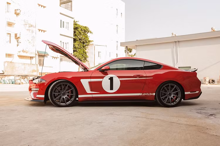 Người sở hữu cũng rất kín tiếng nên số lần xe độ Hennessey Heritage Edition Mustang lăn bánh cũng chỉ đếm trên đầu ngón tay. Sau nửa năm thông tin về việc ông Đặng Lê Nguyên Vũ tậu xe Hennessey Heritage Edition Mustang đầu tiên về Việt Nam được chia sẻ, chiếc Ford Mustang độ khủng này mới chịu lộ mặt.