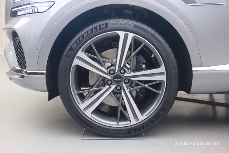 Nằm bên dưới nắp ca-pô của mẫu SUV lai Coupe này là 3 tùy chọn động cơ. Đầu tiên là động cơ xăng 4 xi-lanh, tăng áp, dung tích 2.5L, sản sinh công suất tối đa 304 mã lực và mô-men xoắn cực đại 442 Nm.