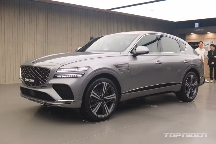 Vào ngày 27/9/2023 vừa qua, thương hiệu xe sang của tập đoàn Hyundai đã chính thức vén màn mẫu SUV mới mang tên Genesis GV80 Coupe 2024 mới. Đúng như tên gọi, đây chính là phiên bản SUV lai Coupe phong cách hơn của mẫu xe sang Genesis GV80.