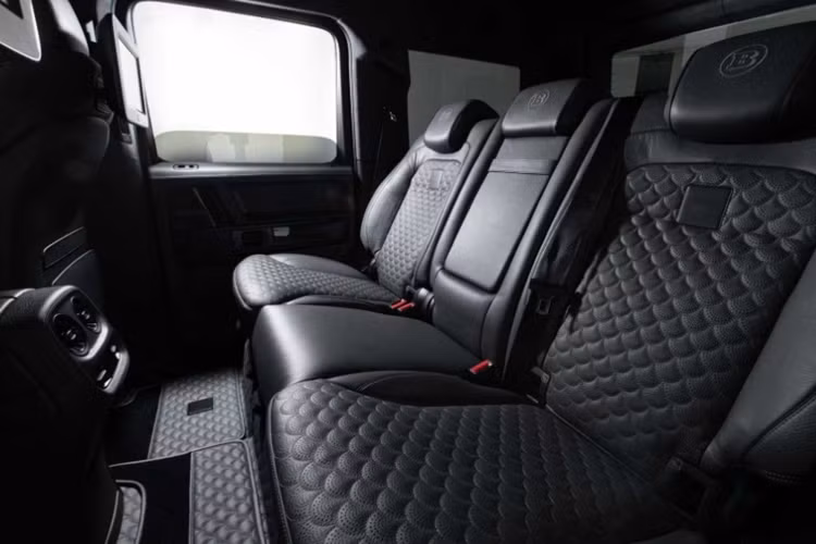 Toàn bộ nội thất xe được bọc da màu xám Slate Gray. Phần tựa lưng và đệm ghế cũng có các chi tiết vỏ sò "Seashell Diamond" làm điểm nhấn.