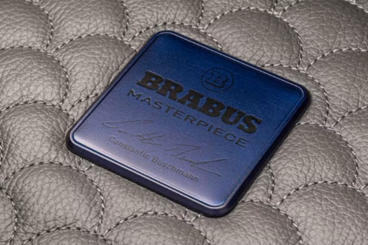 Cung cấp sức mạnh cho G63 Brabus 900 Deep Blue là khối động cơ V8 Brabus Rocket 900, dung tích 4.5L cùng bộ tăng áp hoàn toàn mới, công suất 900 mã lực và mô-men xoắn 1.250 Nm. Sức mạnh này giúp chiếc SUV này có thể tăng tốc từ 0-100 km/h chỉ trong 3,7 giây, trước khi đạt tốc độ giới hạn điện tử ở mức 280 km/h.