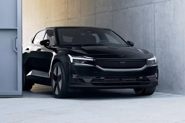 Điểm nhấn của Polestar 2 2024 mới nằm ở mô-tơ điện và cụm pin mới. Theo đó, ở bản tiêu chuẩn, mẫu xe này được chuyển từ hệ dẫn động cầu trước FWD sang hệ dẫn động cầu sau RWD. Mô-tơ điện nằm trên cầu sau của xe tạo ra công suất tối đa 295 mã lực và mô-men xoắn cực đại 490 Nm. So với phiên bản cũ, Polestar 2 2024 tiêu chuẩn mạnh hơn 67 mã lực và 160 Nm. Nhờ đó, xe có thể tăng tốc từ 0-100 km/h trong thời gian 6,2 giây, nhanh hơn 1,2 giây so với trước.