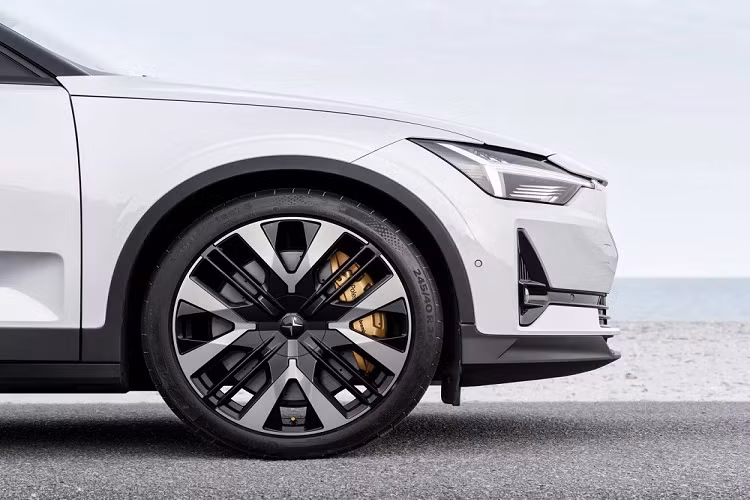 Trong khi đó, Polestar 2 2024 phiên bản AWD ở thị trường Mỹ vẫn dùng pin 78 kWh nhưng có thể chạy được 435 km theo ước tính của EPA. So với phiên bản cũ, Polestar 2 AWD 2024 có quãng đường di chuyển dài hơn 34 km. Chưa hết, Polestar 2 2024 còn được nâng cấp nhẹ ở thiết kế, thể hiện qua lưới tản nhiệt sơn cùng màu thân xe. Lưới tản nhiệt này tích hợp phần lớn các cảm biến của hệ thống hỗ trợ lái ADAS nên được gọi là SmartZone.