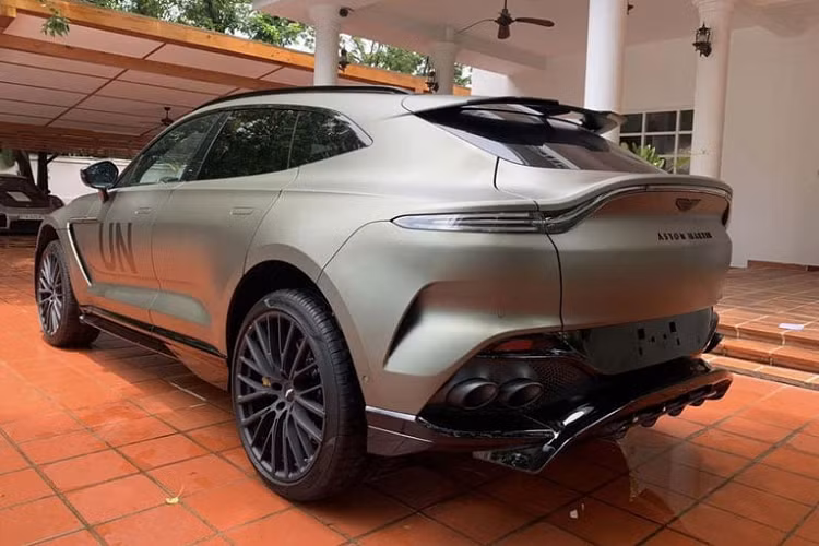 Động cơ trên chiếc xe SUV hạng sang Aston Martin DBX 707 mới được ông Đặng Lê Nguyên Vũ cầm lái sẽ được kết hợp cùng hộp số 9 cấp ly hợp kép ngâm dầu, và hệ thống dẫn động 4 bánh toàn thời gian mới, nhờ đó, chiếc SUV nhanh nhất thế giới hiện chỉ cần chưa đến thời gian 3,3 giây là có thể tăng tốc từ vị trí xuất phát lên 100 km/h trước khi đạt tốc độ tối đa 310 km/h.