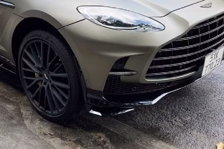 So với xe đầu tiên mang ngoại thất đen nhám, có mã Q Satin Jet Black, thì xe thứ 2 lại sở hữu màu Satin Titanium Grey, cũng là màu nhám nhưng là xanh xám, rất giống bộ áo các mẫu máy bay chiến đấu, cũng là 1 trong nhiều bộ áo ruột trên các siêu xe, xe thể thao và SUV của "Qua" Vũ.