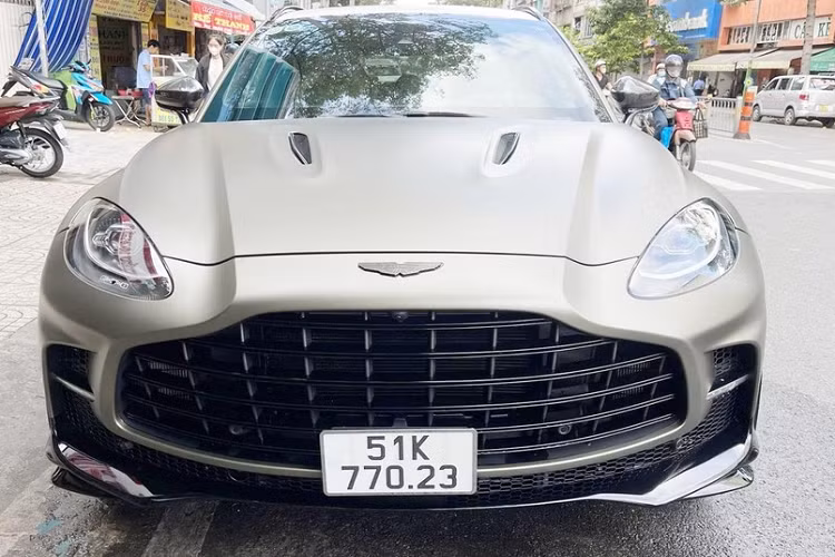 Trong Trong số những mẫu xe SUV gầm cao đắt nhất Việt Nam, ngoài Lamborghini với Urus, Aston Martin DBX và DBX 707, Ferrari đã kịp ra mắt Purosangue, đó còn chưa kể 2 ông lớn chuyên sản xuất xe siêu sang là Rolls-Royce với xe Cullinan và Bentley cùng Bentayga rất nhiều bản.