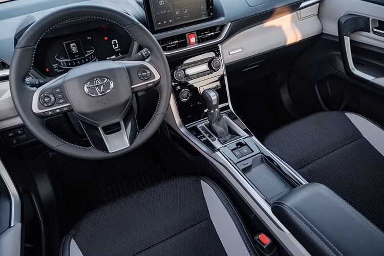 Bên trong cabin, Toyota Veloz Cross CVT Top sở hữu các trang bị tiện ích đáng chú ý như: màn hình đa thông tin 7 inch sau vô lăng, màn hình giải trí 9 inch có kết nối Apple CarPlay/Android Auto, phanh tay điện tử tích hợp giữ phanh tự động, điều hòa tự động, sạc điện thoại không dây chuẩn Qi,...