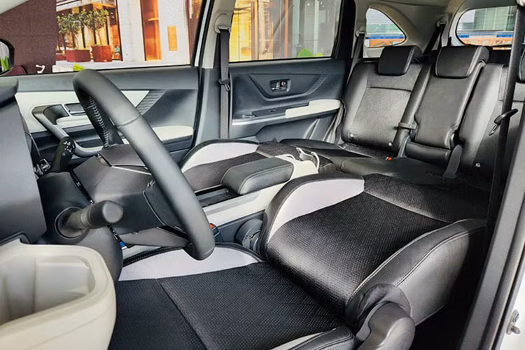 Cung cấp sức mạnh cho Toyota Veloz Cross là khối động cơ 4 xi lanh 2NR-VE có dung tích 1.5L, dẫn động cầu trước và truyền lực bằng hộp số CVT. Hệ thống này giúp xe có thể đạt công suất tối đa 105 mã lực và mô-men xoắn cực đại 138 Nm.