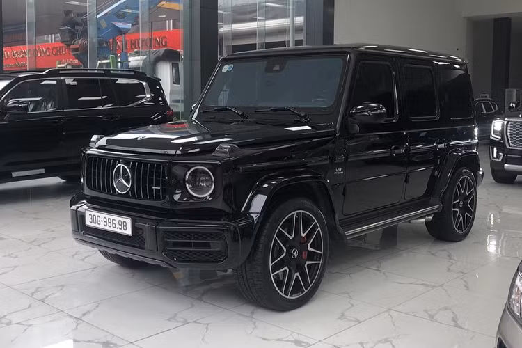Nếu tìm ra danh sách những chiếc xe SUV trên 10 tỷ đồng được ưa chuộng bậc nhất tại Việt Nam trong 5 năm trở lại đây, Mercedes-AMG G63 hạng sang phải xứng đáng đứng đầu danh sách với độ phủ sóng rất tốt khi ước tính đã có trên 250 chiếc về nước theo diện chính hãng và tư nhân.