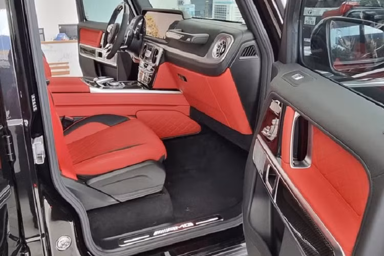 Điểm nổi bật của chiếc Mercedes-AMG G63 này có thể kể đến như xe sở hữu bộ mâm đa chấu kép sơn 2 màu đối lập, khác với tông màu đen nhám lúc còn thuộc sở hữu của Tuấn Hưng.