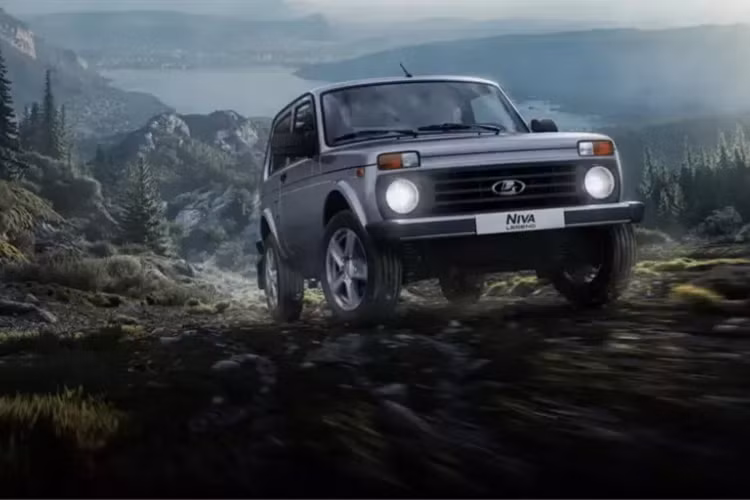 Vào hồi giữa năm 2022, mẫu xe này từng bị cắt bỏ hệ thống ABS cũng như túi khí sau xung đột leo thang giữa Nga và Ukraine. Sau hơn 1 năm bị cắt, trang bị an toàn rất cơ bản này cuối cùng cũng quay trở lại với mẫu xe Nga.