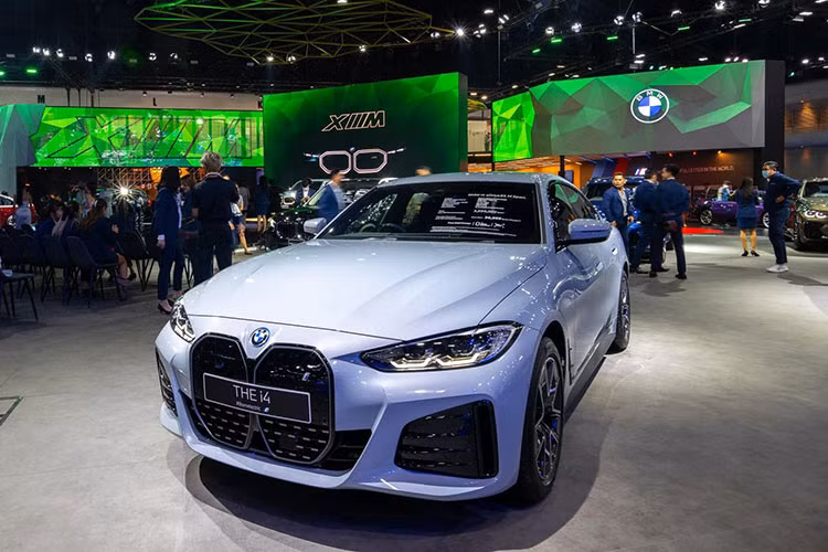 Mức giá xe BMW i4 2023 phiên bản eDrive35 M Sport được bán từ 3,789 triệu baht (tương đương 2,6 tỷ đồng). Hiện có thông tin BMW i4 đã được THACO làm thủ tục thông quan trong tháng 2 vừa qua tại Việt Nam, chuẩn bị ra mắt chính thức trong thời gian sắp tới. Dự kiến phiên bản dành cho Việt Nam là eDrive40 cao cấp hơn bản Thái Lan.