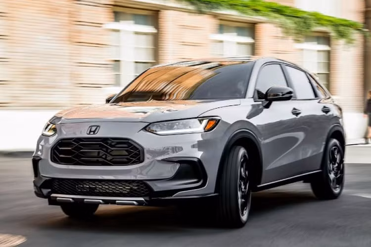 Ngay từ phiên bản tiêu chuẩn, Honda HR-V 2024 đã được trang bị hệ thống hỗ trợ người lái Honda Sensing bao gồm: kiểm soát hành trình thích ứng, đèn pha tự động, cảnh báo va chạm phía trước, cảnh báo chệch làn đường, hỗ trợ giữ làn đường, nhận diện biển báo giao thông, phanh giảm thiểu va chạm và giảm thiểu chệch làn đường.