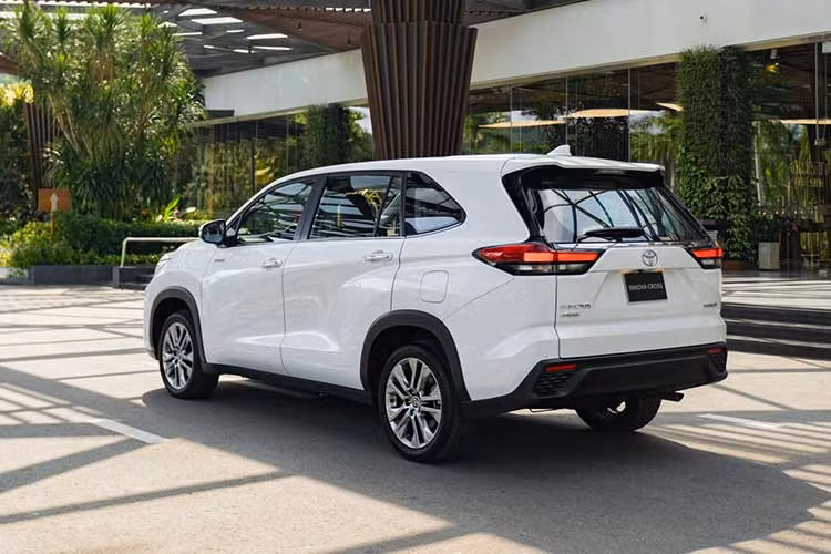 Ngoài ra, Toyota Innova Cross Hybrid trang bị và 3 chế độ ECO, NORMAL và PWR, kết hợp với chế độ thuần điện EV Mode. Chuyển qua hệ dẫn động cầu trước, vì vậy Innova Cross 2024 không còn khớp cầu sau. Thay vào đó, mẫu xe náy sử dụng hệ thống treo sau dạng thanh dầm xoắn, kết hợp hệ thống treo trước độc lập kiểu MacPherson.