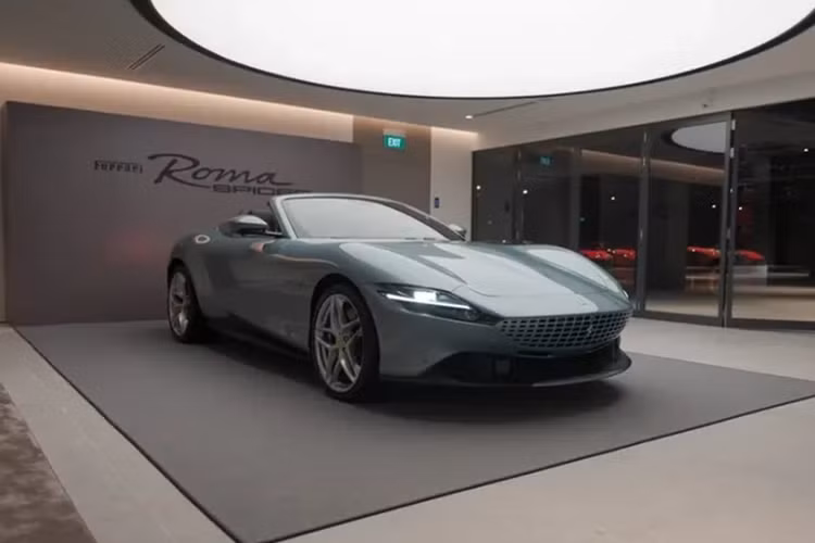 Theo đó, giá sau thuế của Ferrari Roma Spider 2024 mới là khoảng hơn 1,2 tỷ USD (tương đương khoảng 30 tỷ đồng). Tương tự bản Coupe, nằm dưới nắp ca-pô của chiếc Ferrari Roma Spider 2024 vẫn là động cơ V8 tăng áp kép, dung tích 3,8 lít.
