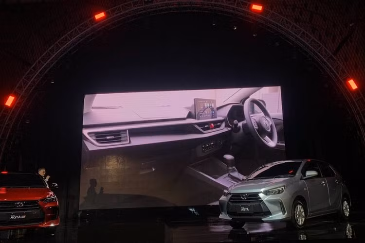 Bên trong Toyota Wigo 2023, mẫu xe hạng A này được trang bị mặt táp-lô hoàn toàn mới. Xe còn có bảng đồng hồ mới, vô lăng 3 chấu giống với Raize và màn hình cảm ứng trung tâm 9 inch đặt nổi. Sự thay đổi này khiến cửa gió điều hòa trung tâm được chuyển xuống bên dưới màn hình trung tâm thay vì nằm phía trên như trước.