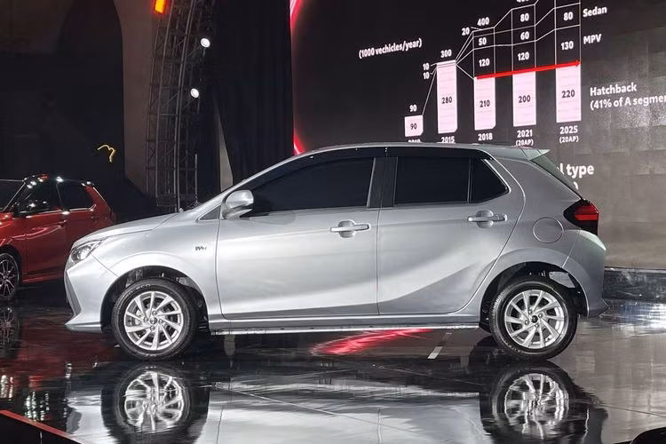 Đáng tiếc là trong sự kiện ra mắt toàn cầu, hãng Toyota chưa công bố thông số cụ thể của Wigo thế hệ mới. Chỉ thấy rằng, mẫu xe này đã được áp dụng thiết kế mới, theo phong cách thể thao hơn. Đặc biệt, Toyota Wigo 2023 còn có thêm phiên bản GR Sport mới.