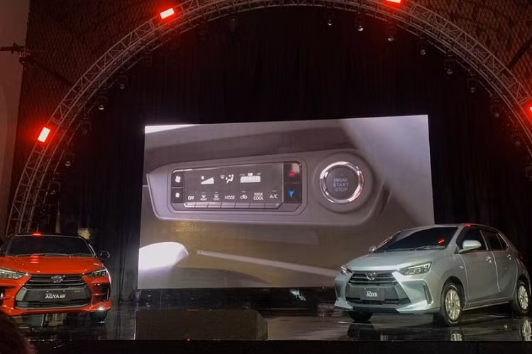 Ngoài ra, Toyota Wigo 2023 còn có màn hình kỹ thuật số mới phục vụ hệ thống điều hòa và cửa gió cũng thay đổi thiết kế. Điểm mới tiếp theo của mẫu xe hạng A này nằm ở cần số. Đáng tiếc là Toyota Wigo 2023 ở thị trường Indonesia sẽ không có những tính năng an toàn chủ động ADAS như người anh em Perodua Axia thế hệ mới dành cho Malaysia.
