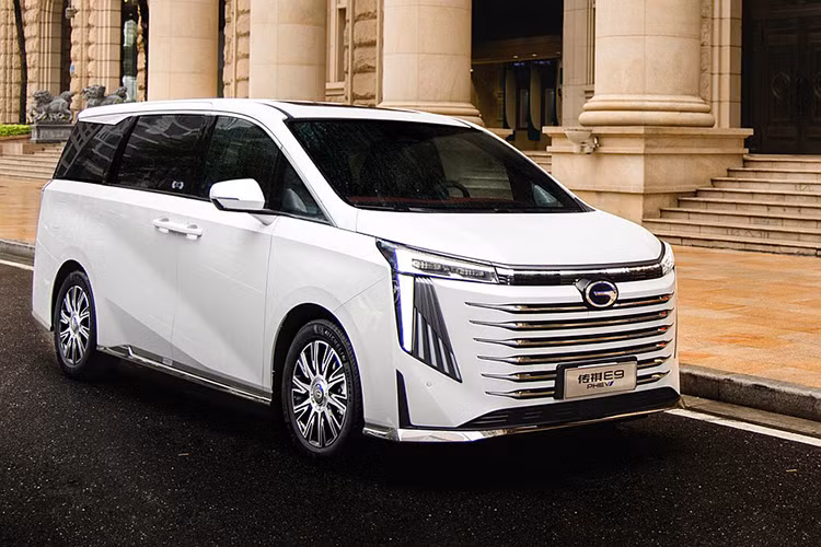 Theo thông tin khai báo trước đó, xét về kích thước thân xe, chiều dài, rộng, cao của GAC Trumpchi E8 lần lượt là 4.920 mm x 1.900 mm x 1.760 mm, chiều dài cơ sở là 2.930 mm. Về sức mạnh, chiếc xe GAC Trumpchi E8 được trang bị hệ thống plug-in hybrid gồm động cơ 2.0L, công suất tối đa 103kW và được trang bị pin lithium ternary.