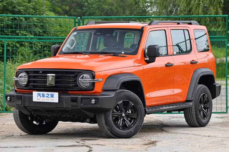 Là một mô hình sửa đổi, mẫu xe SUV Tank 300 2024 vẫn tuân theo toàn bộ phong cách thiết kế của mô hình cũ nhưng điều chỉnh lại 1 số các chi tiết. Cụ thể, mặt trước của xe sử dụng lưới tản nhiệt có xu hướng bo tròn và hình chữ nhật, được bổ sung đèn pha hình tròn, cản trước màu đen mờ.