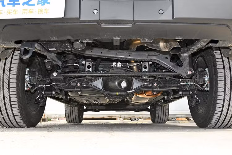 Cụ thể, ý tưởng thiết kế tổng thể của xe đi theo phong cách off-road hầm hố với các đường nét vuông vắn diện tích lớn kết hợp với các đường vát tròn, bên cạnh đó là các cửa gió điều hòa và núm chức năng hình tròn kết hợp với đường chỉ khâu hình thoi vuông vắn. Đồng thời, Tank 300 2024 còn được trang bị màn hình kép 12,3 inch, làm tăng thêm cảm giác công nghệ cho chiếc xe.