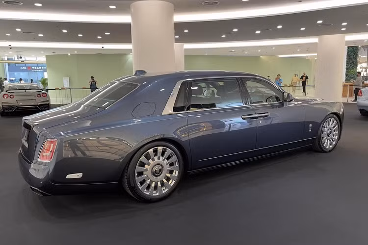 Không chỉ thế, dưới chân logo huyền thoại của Rolls-Royce còn có thêm dòng chữ Phantom Tempus Collection như thông báo đây là phiên bản giới hạn chỉ có 20 xe trên thế giới.