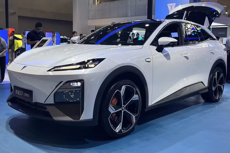 Vào tháng trước, Changan cũng tuyên bố mở bán trước mẫu xe Deepal S7 với giá chỉ từ 169.900 nhân dân tệ đến 239.900 nhân dân tệ (tương đương 563 triệu đồng đến 795 triệu đồng), tức là giá xe Changan Deepal S7 2023 đã thấp hơn 318 triệu đồng đến 435 triệu đồng so với công bố vào đầu năm nay.